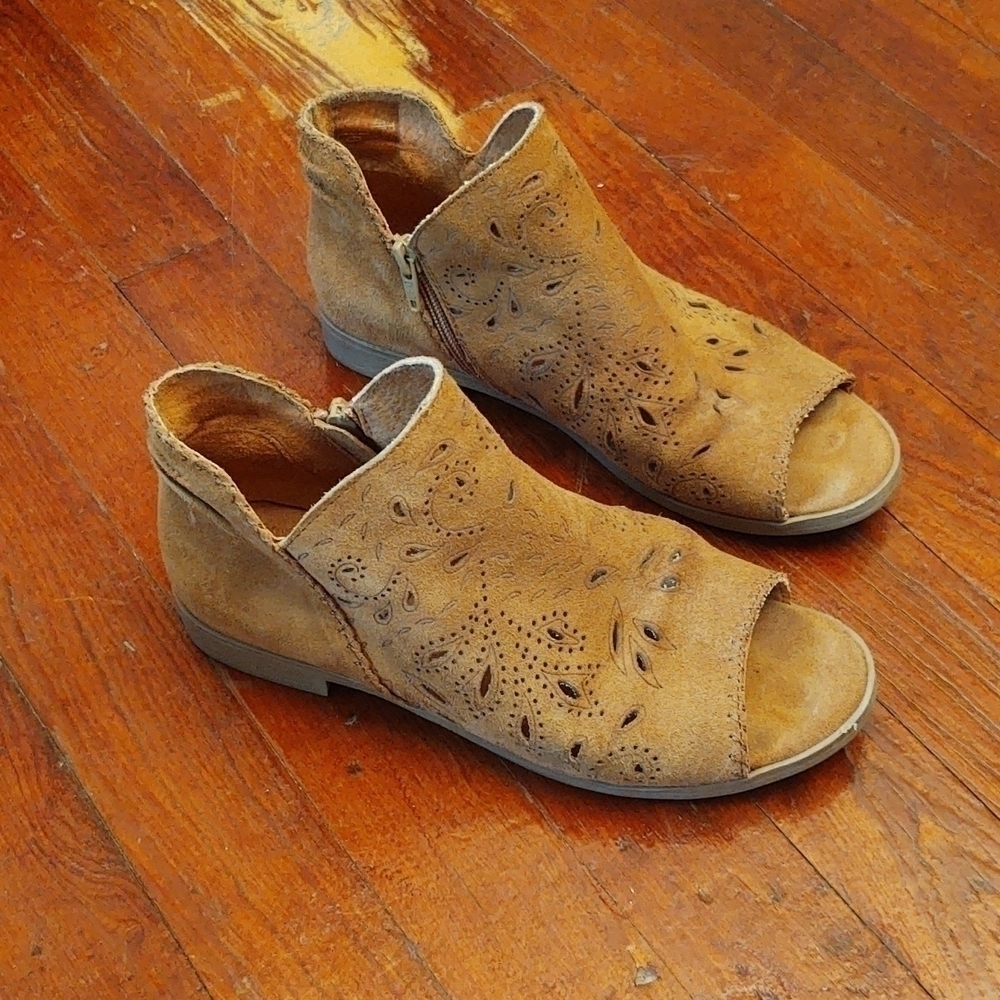 Cool by Coolway Suede Cutout Design Tan Sandals Sz 38